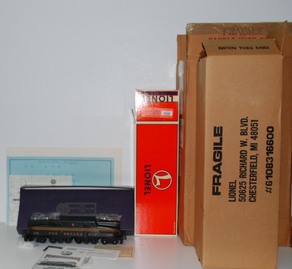 Picture of Pennsylvania 2332 GG-1 (TMCC) w/display case