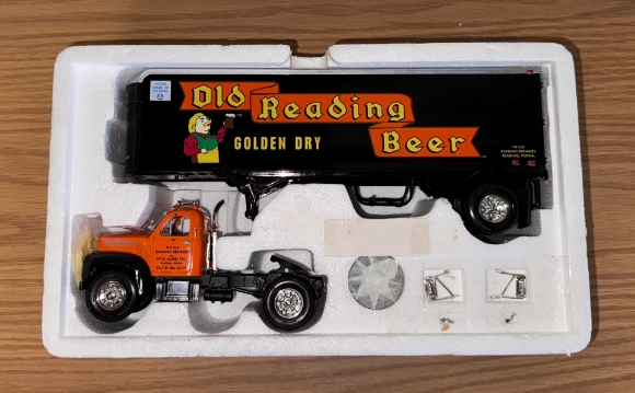 Picture of Eastwood Automobilia Old Reading Beer 1960 B-61 Mack Tractor Trailer (1:34) 