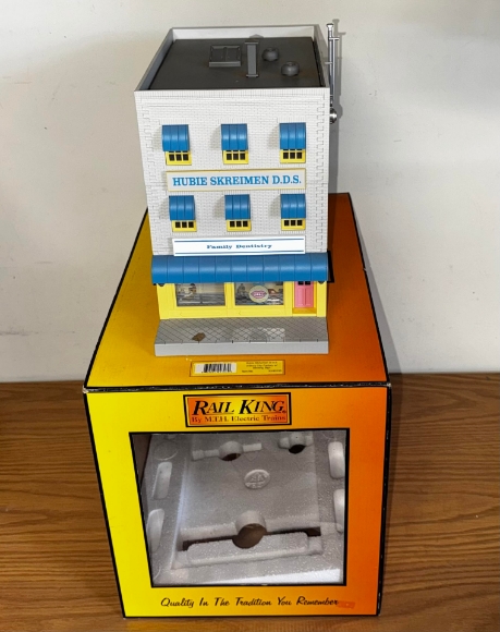 Picture of MTH RailKing "Hubie Shreikman" Dentist 3-Story Building (used)