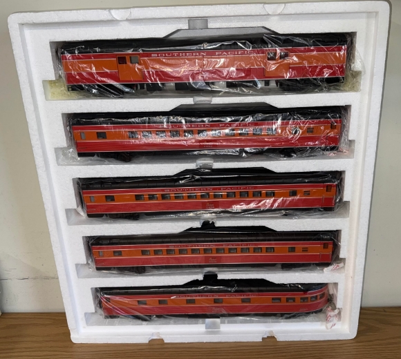 Picture of MTH Premier Southern Pacific "Daylight" 70' 5-Car Passenger Set