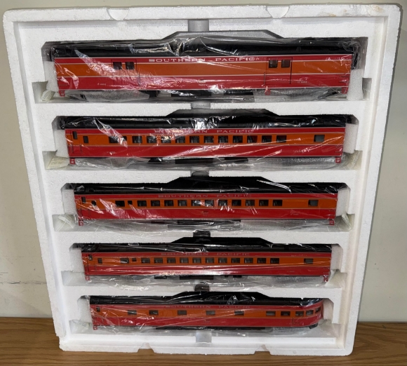 Picture of MTH Premier Southern Pacific "Daylight" 70' 5-Car Passenger Set