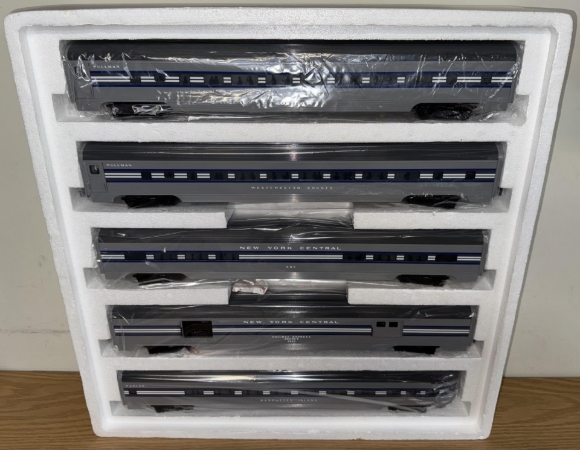 Picture of WEAVER New York Central 'Dreyfuss' 20" Aluminum 5-Car Passenger Set
